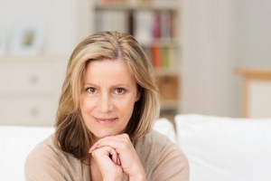 selbstbewusste ältere frau zu hause